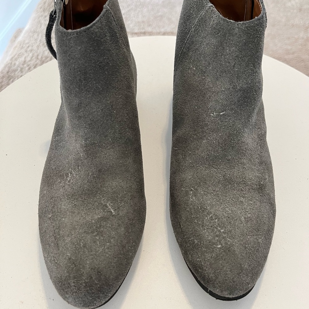 Women’s size 5 Gap suede booties